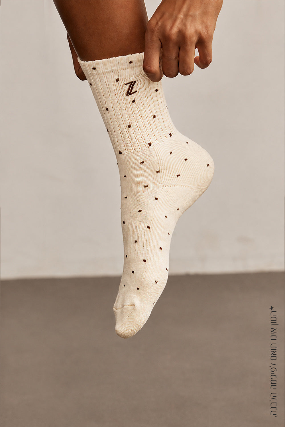 Z SOCKSזוג גרביים בדפוס נקודות (רקע קרם נקודות חומות).לוגו Z .מידה: ONE SIZEהגרב אינה תואמת בגוון לאוברול המנוקד. יש לכבס בנפרד, בתוכנית עדינה וקצרה, לא לערבב עם צבעים, מומלץ לעשות כביסה ידנית בנפרד.