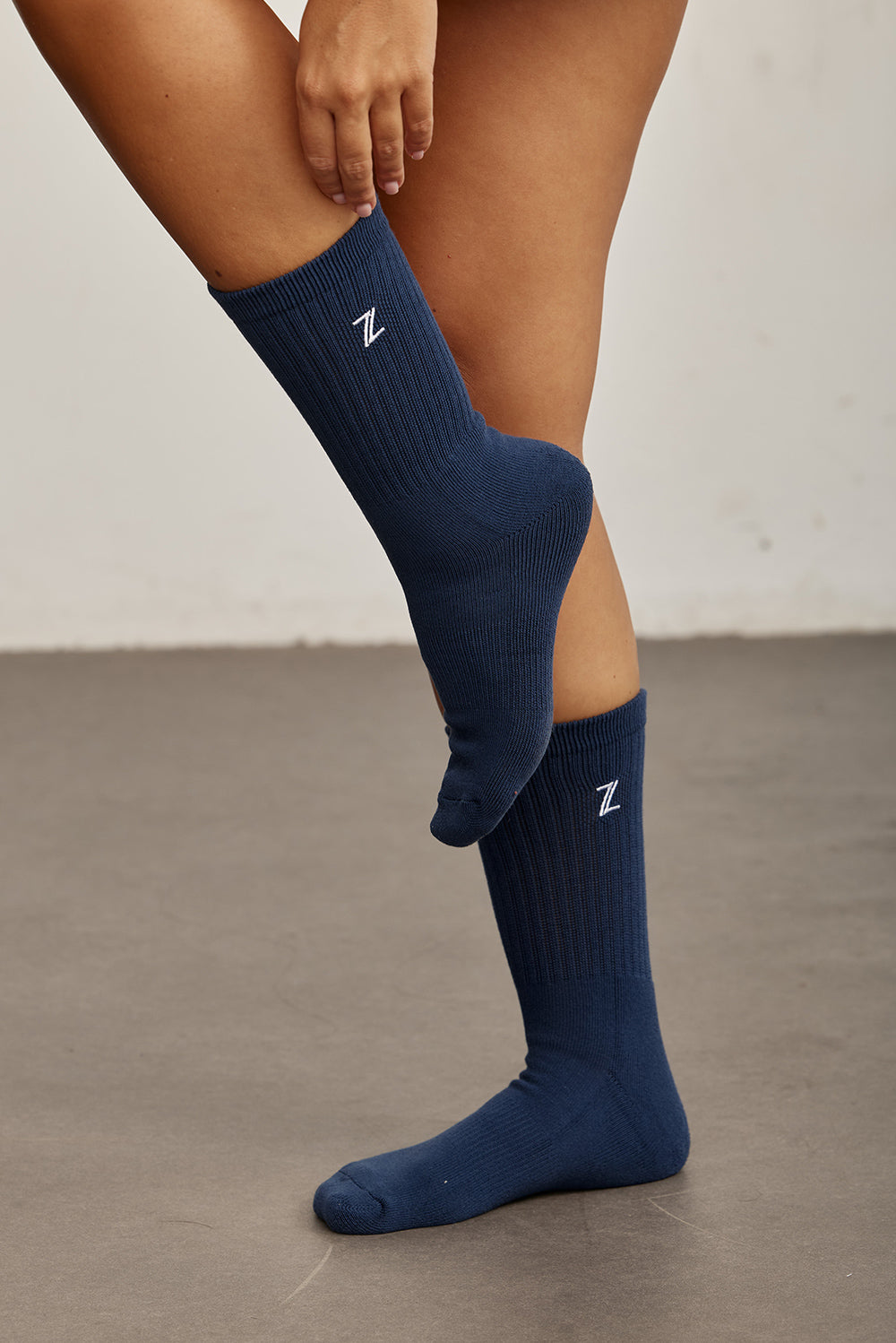 Z SOCKSזוג גרביים בגוון כחול נייבי.לוגו Z בגוון לבן.מידה: ONE SIZEהגוון לא תואם באופן מלא לפריטי הספורט בגלל שוני הבד. 