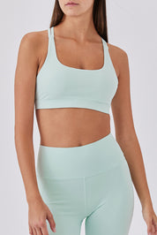 FABRIC: 4 WAY STRETCH FABRIC.טופ מבד 4 כיוונים המתקדם ביותר שלנו, אשר מאופיין באלסטיות ניכרת לאורך כל ארבעת הצירים הראשיים, הבגד עוקב בצורה מושלמת אחר תנועות הגוף ומבטיח חופש פעולה מירבי.גזרה קלאסית קצרה ומחמיאה.הטופ בשילוב כתפיות דקות ורצועות מחמיאות בגב.הטופ עם ריפוד נשלף.גוון מנטה.