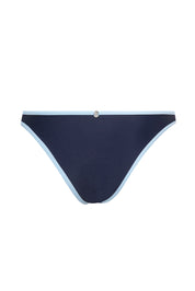 Swim-Club by Sapir Avisror's Touchתחתון בגד ים אמצע (אינו נמוך אך גם אינו גבוה).שילוב של פסי צבע לאורך כל מסגרת התחתון.לוגו טביעת אצבע בגב הפריט.הוראות כביסה - יש לכבס בכביסה ידנית בלבד.גוון כחול נייבי עם קונטרסט תכלת.כל חלק נמכר בנפרד.לתשומת לבך - אין להסיר את מדבקת ההייגינה, במידה ותוסר לא ניתן יהיה לבצע החלפות/החזרות. 