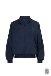 The TOUCH club.ג'קט רוכסן מלא מבד סקובה. הכירי את הג'קט המושלם למראה ספורטיבי ומעודכן. עשוי מבד סקובה איכותי ואלסטי, תחושת נוחות שאין לה תחליף. הג'קט הוא רוכסן מלא, אידיאלי לשימוש ביום-יום, הג׳קט בשילוב כיסים צדדים.מאפיינים:עשוי מבד סקובה איכותי ומפנק. רוכסן מלא ובשילוב כיסים צדדים פרונטליים.מתאים לשימוש יומיומי.לוגו  TOUCH עם טביעת האצבע..גוון נייבי.