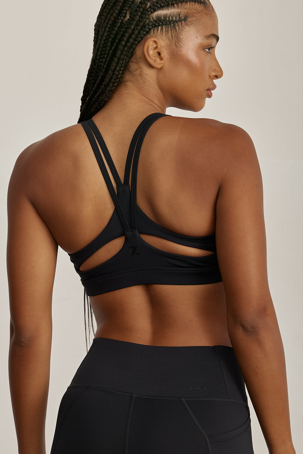 FABRIC: 4 WAY STRETCH FABRIC.טופ מבד 4 כיוונים המתקדם ביותר שלנו, אשר מאופיין באלסטיות ניכרת לאורך כל ארבעת הצירים הראשיים, הבגד עוקב בצורה מושלמת אחר תנועות הגוף ומבטיח חופש פעולה מירבי.גזרה קלאסית קצרה ומחמיאה.הטופ בשילוב כתפיות דקות ורצועות מחמיאות בגב.הטופ עם ריפוד נשלף.גוון שחור.