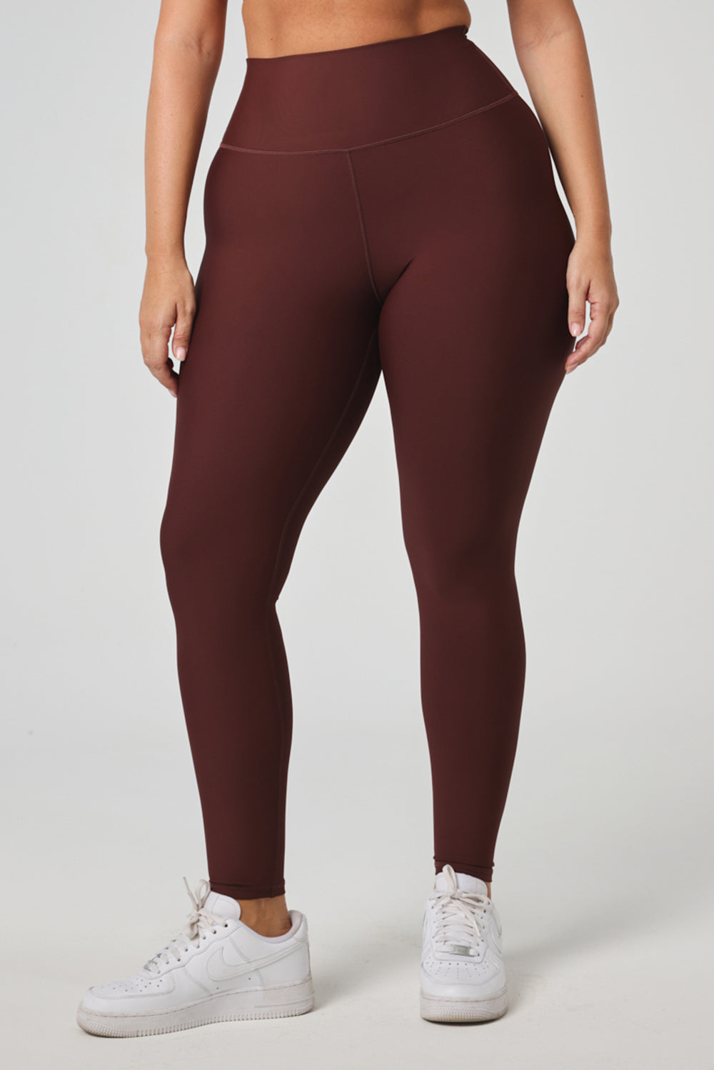 .FABRIC: 4 WAY STRETCH FABRICטייץ ארוך מבד 4 כיוונים.גזרה גבוהה מאוד.הבד המתקדם ביותר שלנו, המאופיין באלסטיות ניכרת לאורך כל ארבעת הצירים הראשיים, הבגד עוקב בצורה מושלמת אחר תנועות הגוף ומבטיח חופש פעולה מירבי.לוגו Z בחגורת הטייץ בחלק האחורי. גוון חום.