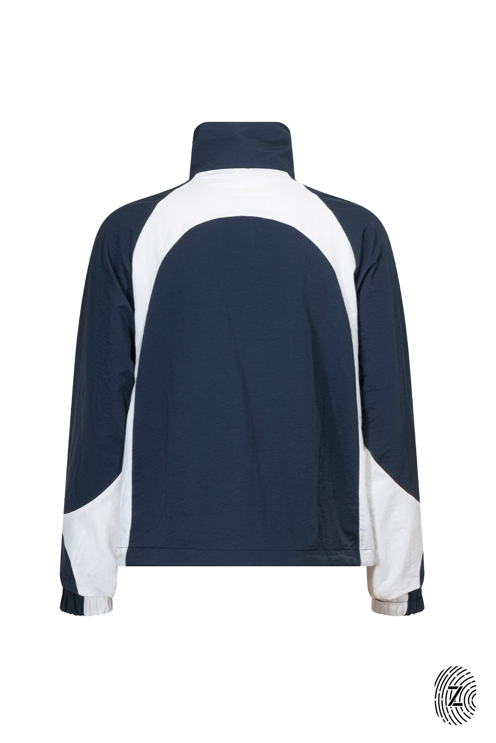 The TOUCH club.ג׳קט ניילון בשילוב 2 גוונים - רוכסן מלא.סטייל ופונקציונליות במוצר אחד: ג׳קט מבד ניילון בצבע כחול בשילוב לבן/קרם. רוכסן מלא, לוגו TOUCH בטביעת אצבע עם מחזיר אור וכפתורים עם שרוך פנימי להצרת הג׳קט.מאפיינים:בד ניילון - קל ונעים למגע.שילוב של 2 גוונים - גוון עיקרי - כחול, שילוב - לבן/קרם.בגלל שילוב הצבעים - יש לכבס בנפרד ובתוכנית עדינה וקצרה. רוכסן מלא.לוגו TOUCH - מחזיר אור. שילוב של כפתור פנימי עם שרוך לצורך הצרת הפריט.סיומת השרוול עם גומי.