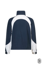 The TOUCH club.ג׳קט ניילון בשילוב 2 גוונים - רוכסן מלא.סטייל ופונקציונליות במוצר אחד: ג׳קט מבד ניילון בצבע כחול בשילוב לבן/קרם. רוכסן מלא, לוגו TOUCH בטביעת אצבע עם מחזיר אור וכפתורים עם שרוך פנימי להצרת הג׳קט.מאפיינים:בד ניילון - קל ונעים למגע.שילוב של 2 גוונים - גוון עיקרי - כחול, שילוב - לבן/קרם.בגלל שילוב הצבעים - יש לכבס בנפרד ובתוכנית עדינה וקצרה. רוכסן מלא.לוגו TOUCH - מחזיר אור. שילוב של כפתור פנימי עם שרוך לצורך הצרת הפריט.סיומת השרוול עם גומי.