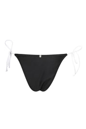 Swim-Club by Sapir Avisror's Touchתחתון בגד ים בשילוב שרוכי קשירה.לוגו טביעת אצבע בגב הפריט.הוראות כביסה - יש לכבס בכביסה ידנית בלבד.גוון שחור ולבן.כל חלק נמכר בנפרד.לתשומת לבך - אין להסיר את מדבקת ההייגינה, במידה ותוסר לא ניתן יהיה לבצע החלפות/החזרות. 