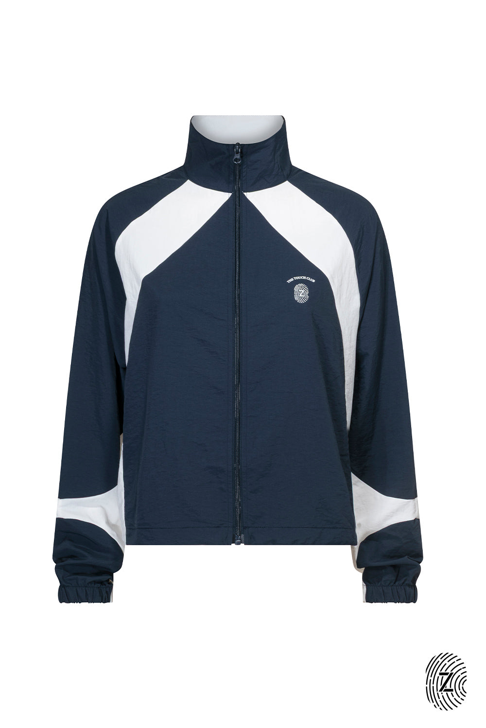 The TOUCH club.ג׳קט ניילון בשילוב 2 גוונים - רוכסן מלא.סטייל ופונקציונליות במוצר אחד: ג׳קט מבד ניילון בצבע כחול בשילוב לבן/קרם. רוכסן מלא, לוגו TOUCH בטביעת אצבע עם מחזיר אור וכפתורים עם שרוך פנימי להצרת הג׳קט.מאפיינים:בד ניילון - קל ונעים למגע.שילוב של 2 גוונים - גוון עיקרי - כחול, שילוב - לבן/קרם.בגלל שילוב הצבעים - יש לכבס בנפרד ובתוכנית עדינה וקצרה. רוכסן מלא.לוגו TOUCH - מחזיר אור. שילוב של כפתור פנימי עם שרוך לצורך הצרת הפריט.סיומת השרוול עם גומי.