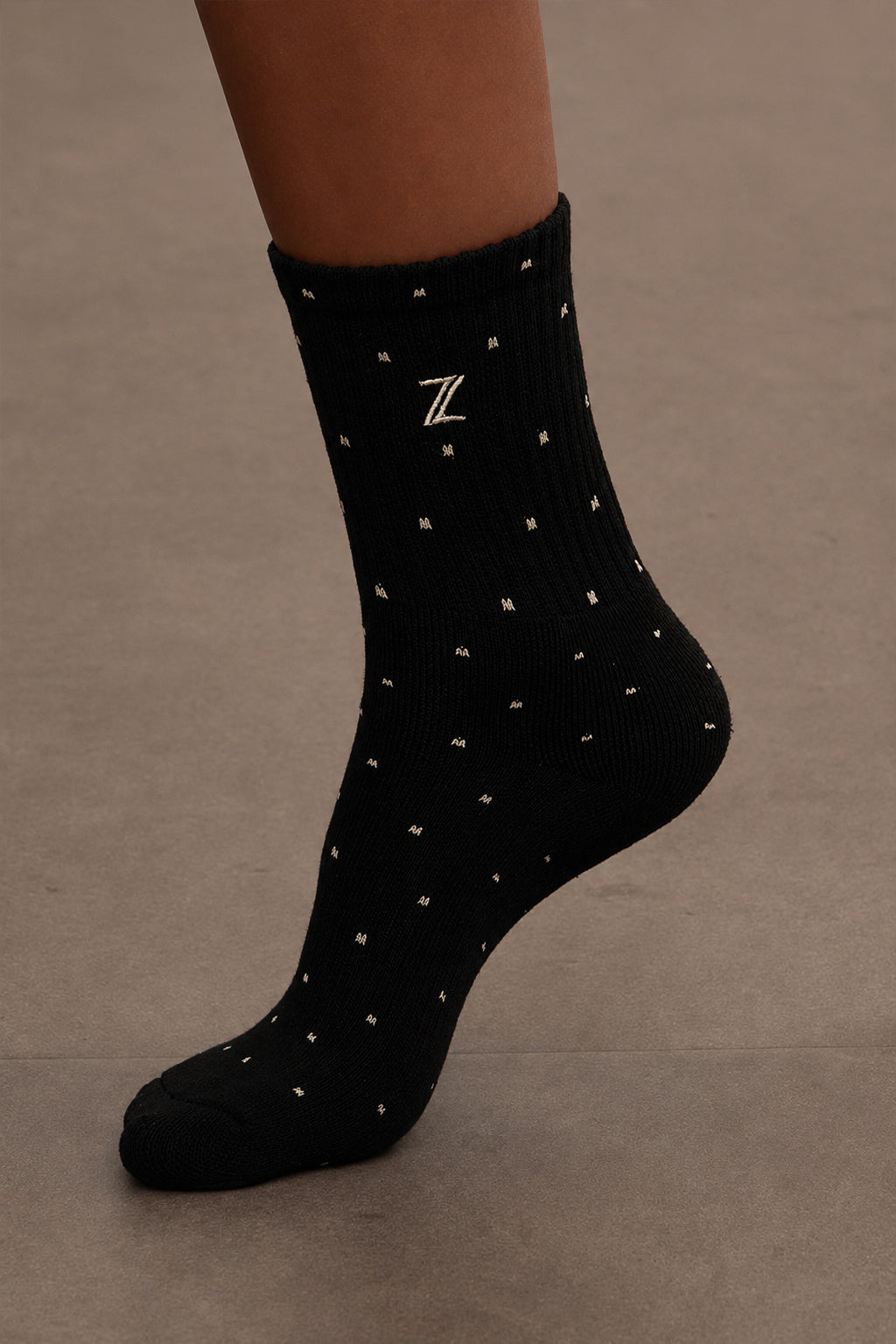 Z SOCKSזוג גרביים בדפוס נקודות (בסיס שחור עם נקודות בגוון לבן).לוגו Z.מידה: ONE SIZEיש לכבס בנפרד, בתוכנית עדינה וקצרה, לא לערבב עם צבעים, מומלץ לעשות כביסה ידנית בנפרד.