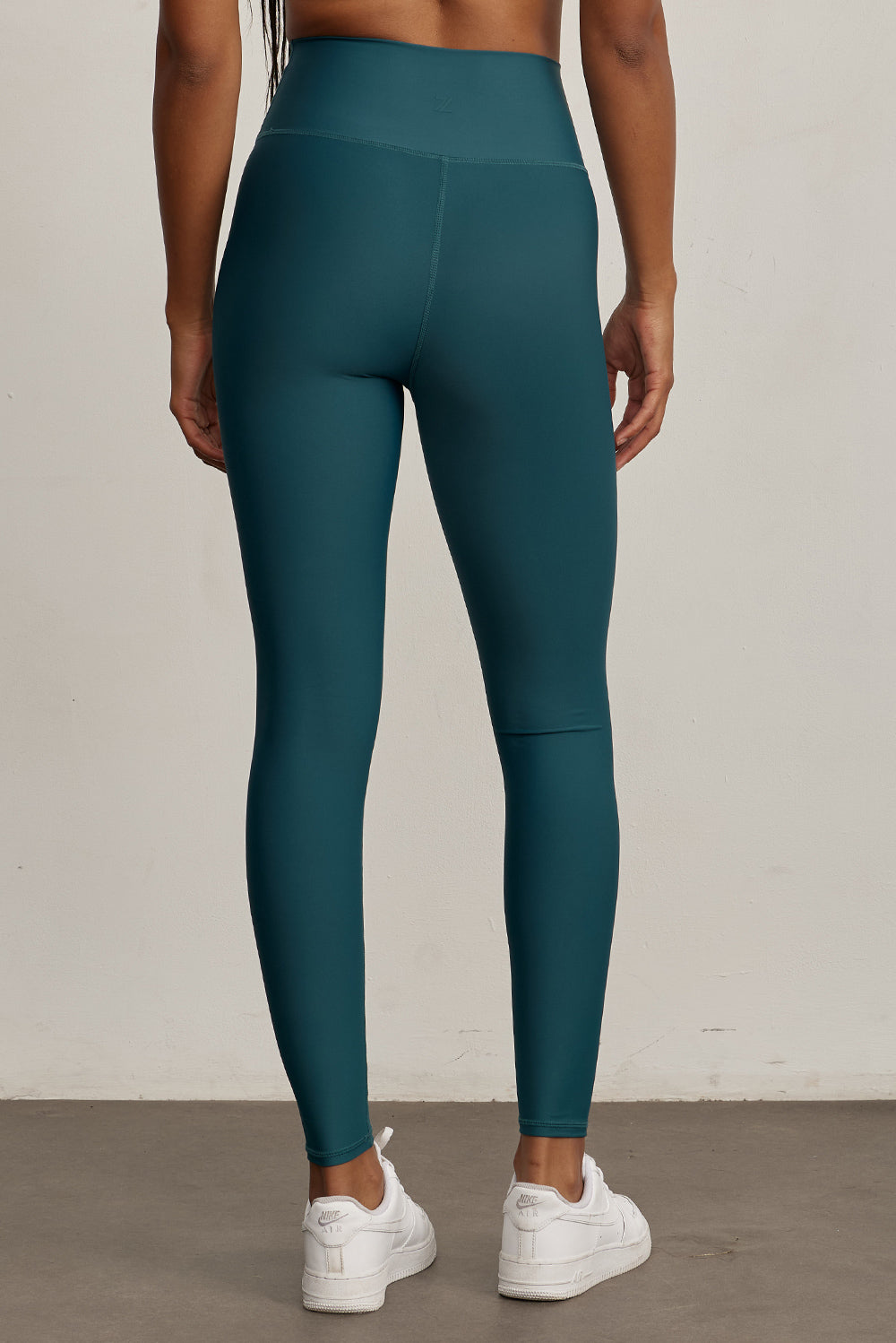 FABRIC: 4 WAY STRETCH FABRIC.הבד המתקדם ביותר שלנו המאופיין באלסטיות ניכרת לאורך כל ארבעת הצירים הראשיים, הבגד עוקב בצורה מושלמת אחר תנועות הגוף ומבטיח חופש פעולה מירבי.טייץ בגזרה גבוהה מאוד.לוגו Z בחגורת הטייץ בחלק האחורי.גוון טורקיז.בתמונה הראשית, הגוון יכול להיראות שונה בגלל התאורה.