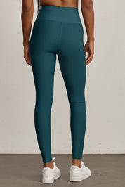 FABRIC: 4 WAY STRETCH FABRIC.הבד המתקדם ביותר שלנו המאופיין באלסטיות ניכרת לאורך כל ארבעת הצירים הראשיים, הבגד עוקב בצורה מושלמת אחר תנועות הגוף ומבטיח חופש פעולה מירבי.טייץ בגזרה גבוהה מאוד.לוגו Z בחגורת הטייץ בחלק האחורי.גוון טורקיז.בתמונה הראשית, הגוון יכול להיראות שונה בגלל התאורה.