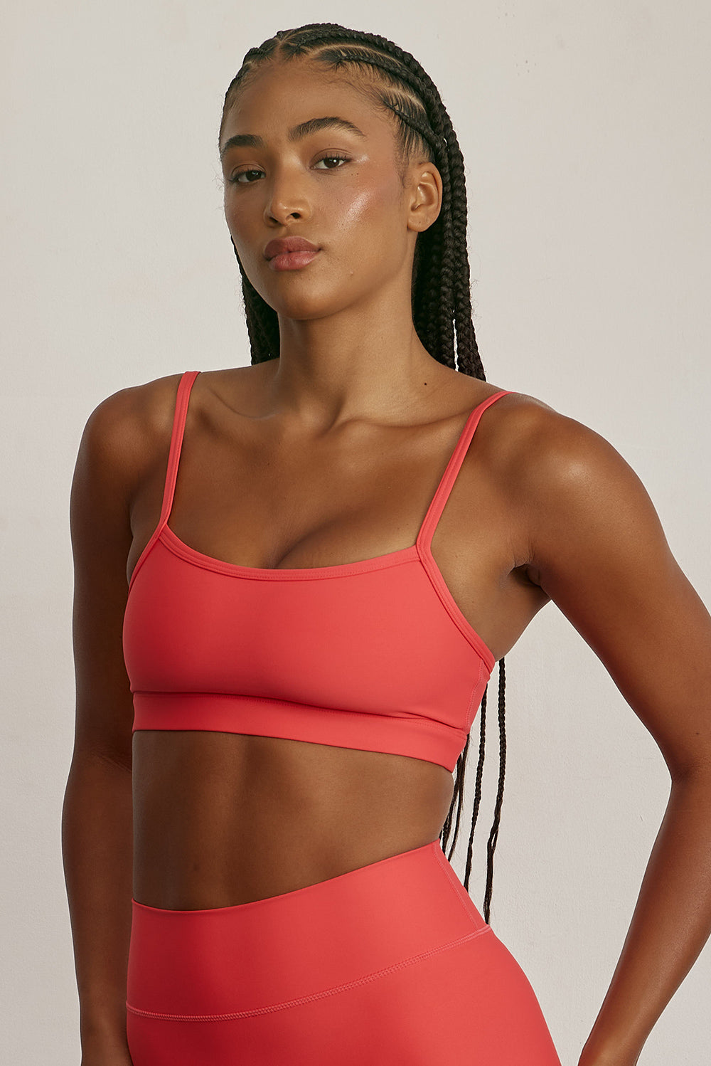 .FABRIC: 4 WAY STRETCH FABRICטופ מבד 4 כיוונים המתקדם ביותר שלנו, אשר מאופיין באלסטיות ניכרת לאורך כל ארבעת הצירים הראשיים, הבגד עוקב בצורה מושלמת אחר תנועות הגוף ומבטיח חופש פעולה מירבי.גזרה קלאסית קצרה ומחמיאההטופ בשילוב רצועות דקות.הטופ ללא ריפוד וגם ללא פתח להכנסת ריפוד.גוון ורוד-אדמדם.