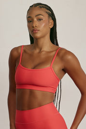 .FABRIC: 4 WAY STRETCH FABRICטופ מבד 4 כיוונים המתקדם ביותר שלנו, אשר מאופיין באלסטיות ניכרת לאורך כל ארבעת הצירים הראשיים, הבגד עוקב בצורה מושלמת אחר תנועות הגוף ומבטיח חופש פעולה מירבי.גזרה קלאסית קצרה ומחמיאההטופ בשילוב רצועות דקות.הטופ ללא ריפוד וגם ללא פתח להכנסת ריפוד.גוון ורוד-אדמדם.