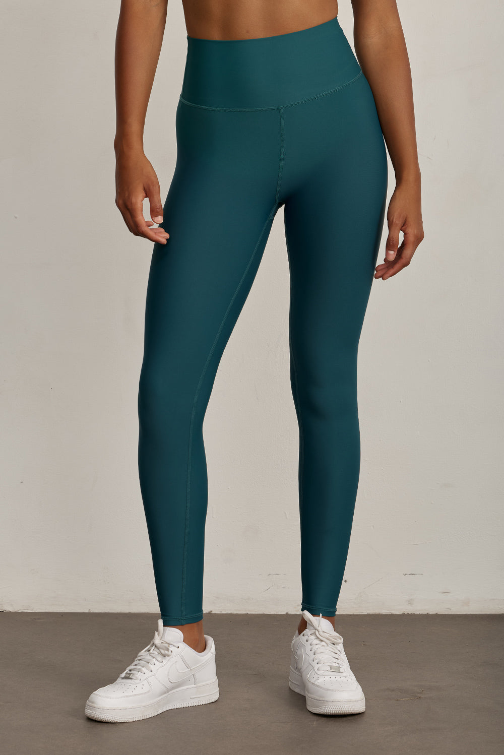 FABRIC: 4 WAY STRETCH FABRIC.הבד המתקדם ביותר שלנו המאופיין באלסטיות ניכרת לאורך כל ארבעת הצירים הראשיים, הבגד עוקב בצורה מושלמת אחר תנועות הגוף ומבטיח חופש פעולה מירבי.טייץ בגזרה גבוהה מאוד.לוגו Z בחגורת הטייץ בחלק האחורי.גוון טורקיז.בתמונה הראשית, הגוון יכול להיראות שונה בגלל התאורה.
