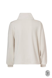 ג'קט חצי רוכסן מבד סקובה. הכירי את הג'קט המושלם למראה ספורטיבי ומעודכן. עשוי מבד סקובה איכותי ואלסטי, תחושת נוחות שאין לה תחליף. הג'קט בעל עיצוב חצי רוכסן, אידיאלי לשימוש ביום-יום.מאפיינים:עשוי מבד סקובה איכותי ומפנק.חצי רוכסן למראה ייחודי ונוח.מתאים לשימוש יומיומי או ספורטיבי.לוגו THE TOUCH CLUB לרוחב הפריט, עם טביעת האצבע.שרוך עם כפתור בחלק החיצוני של הג׳קט -  לצורך הצרת הג׳קט.גוון קרם / וניל.