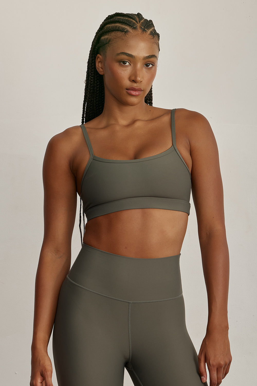 .FABRIC: 4 WAY STRETCH FABRICטופ מבד 4 כיוונים המתקדם ביותר שלנו, אשר מאופיין באלסטיות ניכרת לאורך כל ארבעת הצירים הראשיים, הבגד עוקב בצורה מושלמת אחר תנועות הגוף ומבטיח חופש פעולה מירבי.גזרה קלאסית קצרה ומחמיאההטופ בשילוב רצועות דקות.הטופ ללא ריפוד וגם ללא פתח להכנסת ריפוד.גוון ירוק-אפרפר.