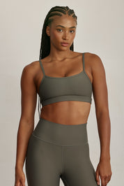 .FABRIC: 4 WAY STRETCH FABRICטופ מבד 4 כיוונים המתקדם ביותר שלנו, אשר מאופיין באלסטיות ניכרת לאורך כל ארבעת הצירים הראשיים, הבגד עוקב בצורה מושלמת אחר תנועות הגוף ומבטיח חופש פעולה מירבי.גזרה קלאסית קצרה ומחמיאההטופ בשילוב רצועות דקות.הטופ ללא ריפוד וגם ללא פתח להכנסת ריפוד.גוון ירוק-אפרפר.