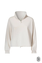 ג'קט חצי רוכסן מבד סקובה. הכירי את הג'קט המושלם למראה ספורטיבי ומעודכן. עשוי מבד סקובה איכותי ואלסטי, תחושת נוחות שאין לה תחליף. הג'קט בעל עיצוב חצי רוכסן, אידיאלי לשימוש ביום-יום.מאפיינים:עשוי מבד סקובה איכותי ומפנק.חצי רוכסן למראה ייחודי ונוח.מתאים לשימוש יומיומי או ספורטיבי.לוגו THE TOUCH CLUB לרוחב הפריט, עם טביעת האצבע.שרוך עם כפתור בחלק החיצוני של הג׳קט -  לצורך הצרת הג׳קט.גוון קרם / וניל.