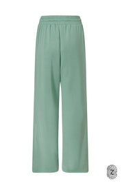 The Touch Club.מכנסיים מבד סקובה בגזרה נוחה עם סיומת רחבה.כוללים כיסים צדדיים וגומי במותן עם שרוך להתאמה אישית. המכנס מבד סקובה נעים במיוחד, מתאימים לשימוש יומיומי.מאפיינים:סיומת רחבה.כיסים צדדים.גומי במותן עם שרוך חיצוני נשלף.פסים לקראת סיומת המכנס.לוגו TOUCH מתחת לכיס בגוון התואם לפריט.גוון ירוק.