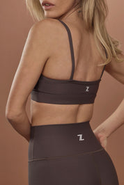 טופ כתפייה דקה מבד 4 כיוונים בגוון טופי, הטופ ללא ריפוד נשלף וללא פתח להכנסת ריפוד