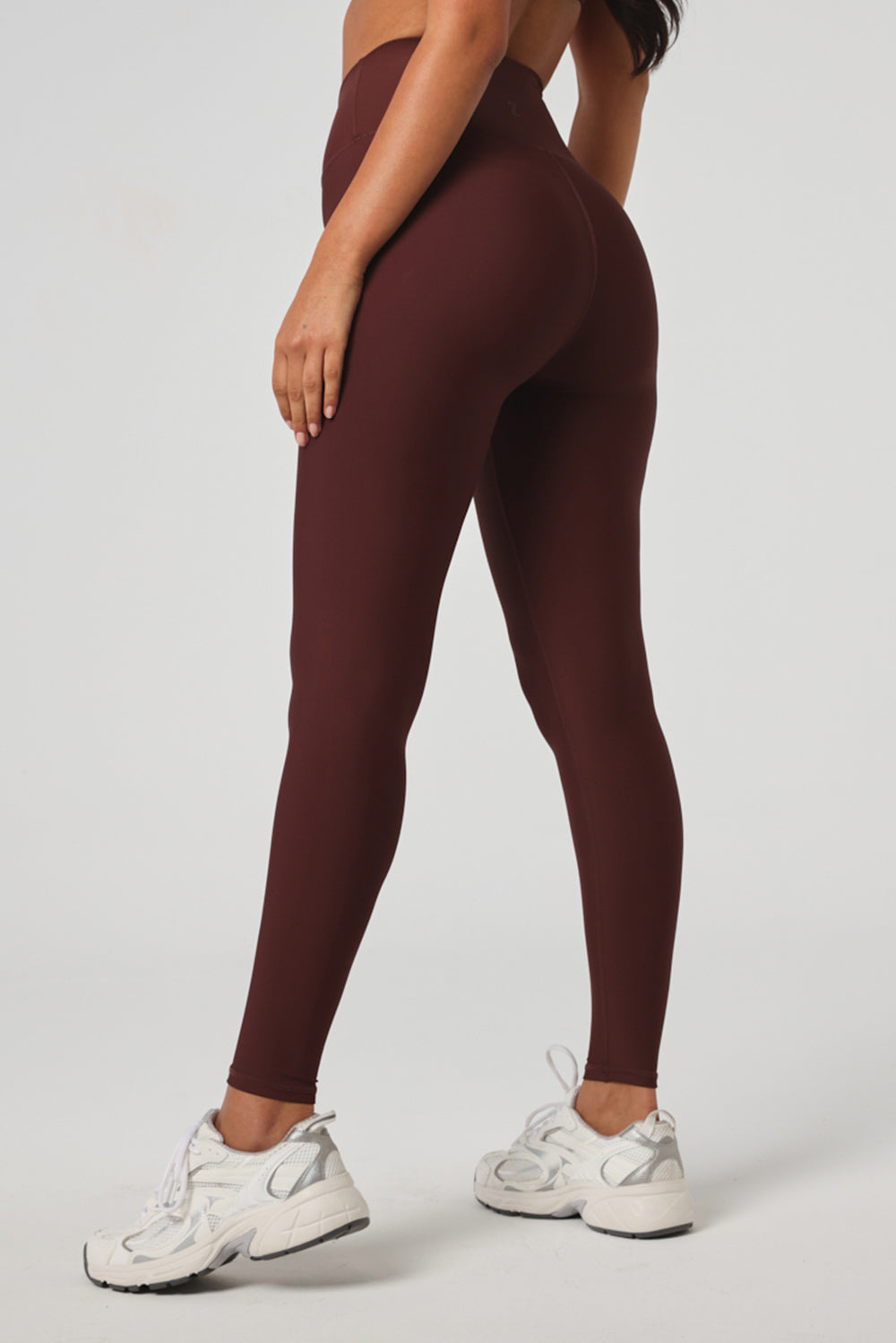.FABRIC: 4 WAY STRETCH FABRICטייץ ארוך מבד 4 כיוונים.גזרה גבוהה מאוד.הבד המתקדם ביותר שלנו, המאופיין באלסטיות ניכרת לאורך כל ארבעת הצירים הראשיים, הבגד עוקב בצורה מושלמת אחר תנועות הגוף ומבטיח חופש פעולה מירבי.לוגו Z בחגורת הטייץ בחלק האחורי. גוון חום.