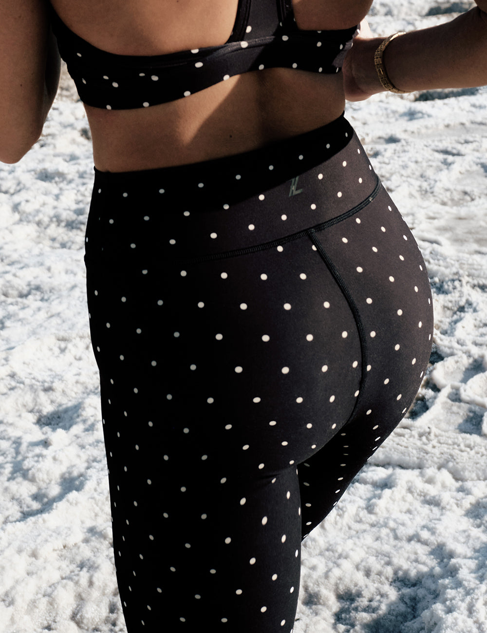 FABRIC: 4 WAY STRETCH FABRIC.הבד המתקדם ביותר שלנו המאופיין באלסטיות ניכרת לאורך כל ארבעת הצירים הראשיים, הבגד עוקב בצורה מושלמת אחר תנועות הגוף ומבטיח חופש פעולה מירבי.גובה חגורה מעודכן - חגורה מעט יותר קצרה מהדגם הרגיל.גזרה גבוהה.לוגו Z בחגורת הטייץ בחלק האחורי.הדפס נקודות שמנת על בסיס שחור.לתשומת לבך, בדפוס שכאן - השכבה הפנימית של הבד היא לבנה, לכן במתיחה של הבד הרקע הלבן עלול לבקוע מהדפוס, בכדי להימנע מכך מומלץ לקחת מידה יותר.