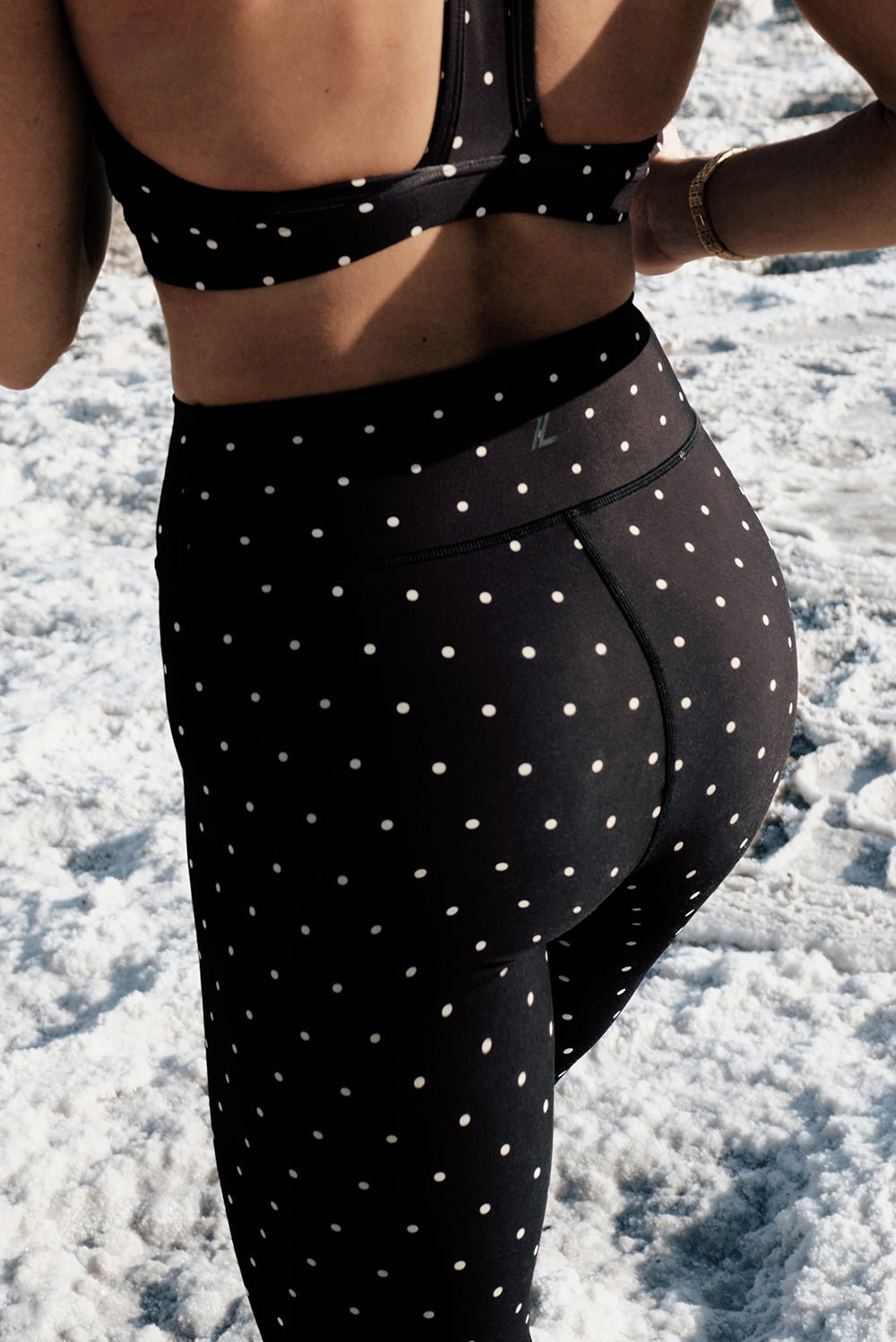 FABRIC: 4 WAY STRETCH FABRIC.הבד המתקדם ביותר שלנו המאופיין באלסטיות ניכרת לאורך כל ארבעת הצירים הראשיים, הבגד עוקב בצורה מושלמת אחר תנועות הגוף ומבטיח חופש פעולה מירבי.גובה חגורה מעודכן - חגורה מעט יותר קצרה מהדגם הרגיל.גזרה גבוהה.לוגו Z בחגורת הטייץ בחלק האחורי.הדפס נקודות שמנת על בסיס שחור.לתשומת לבך, בדפוס שכאן - השכבה הפנימית של הבד היא לבנה, לכן במתיחה של הבד הרקע הלבן עלול לבקוע מהדפוס, בכדי להימנע מכך מומלץ לקחת מידה יותר.