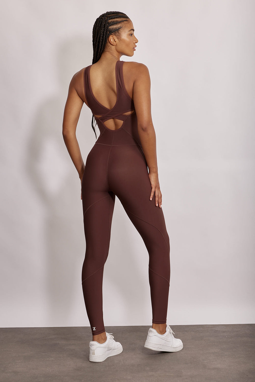 אוברול ארוך מבד 4 כיוונים, בשילוב של תפרים עליו, האוברול בשילוב ריפוד נשלף ושכבה פנימית, בגוון חום. בעיצובה של אדל בספלוב 