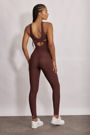 אוברול ארוך מבד 4 כיוונים, בשילוב של תפרים עליו, האוברול בשילוב ריפוד נשלף ושכבה פנימית, בגוון חום. בעיצובה של אדל בספלוב 