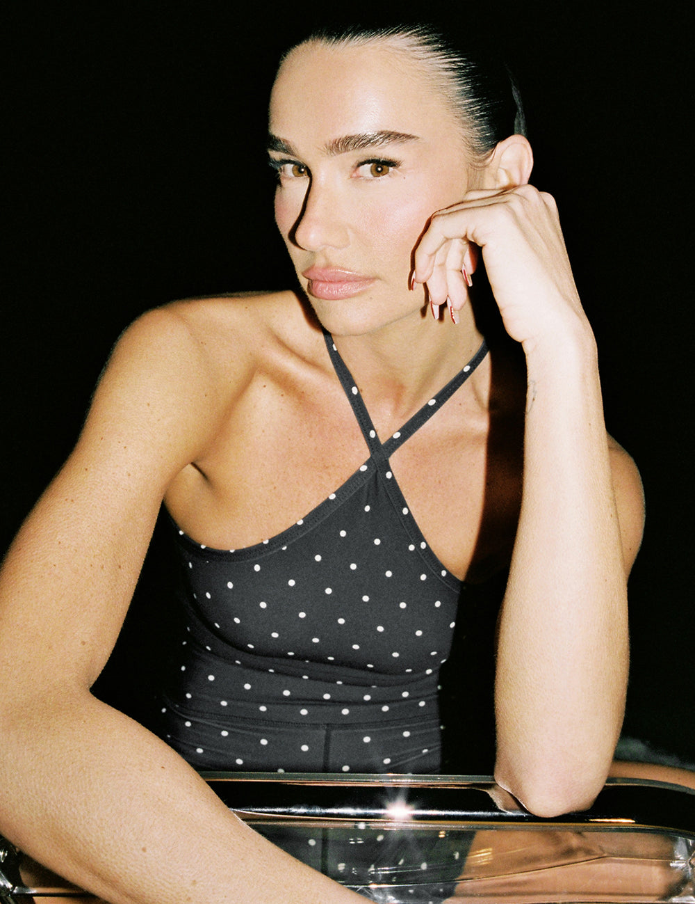 בגד גוף מבד 4 כיוונים.התחתון למטה הוא בגזרה חוטיני.הבגד גוף ללא שכבה פנימית באזור החזה.הבגד גוף ללא ריפוד נשלף וגם ללא תיקתקים.בגב הבגד גוף בהיעדר מתיחה הפתח בגב יכול להיות רופף.גוון שחור עם נקודות בגוון קרם.