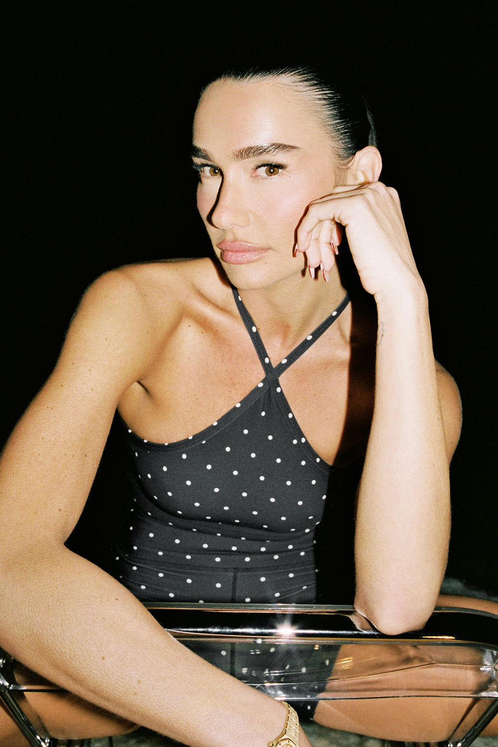 בגד גוף מבד 4 כיוונים.התחתון למטה הוא בגזרה חוטיני.הבגד גוף ללא שכבה פנימית באזור החזה.הבגד גוף ללא ריפוד נשלף וגם ללא תיקתקים.בגב הבגד גוף בהיעדר מתיחה הפתח בגב יכול להיות רופף.גוון שחור עם נקודות בגוון קרם.