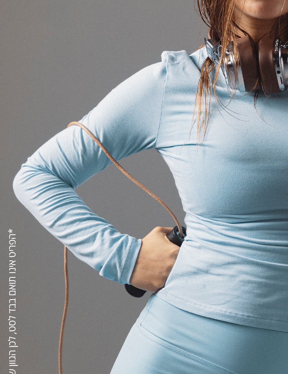 חולצת בייסיק מבד כותנה, שרוול ארוך, צווארון סגור, נעימה ובגוון תכלת