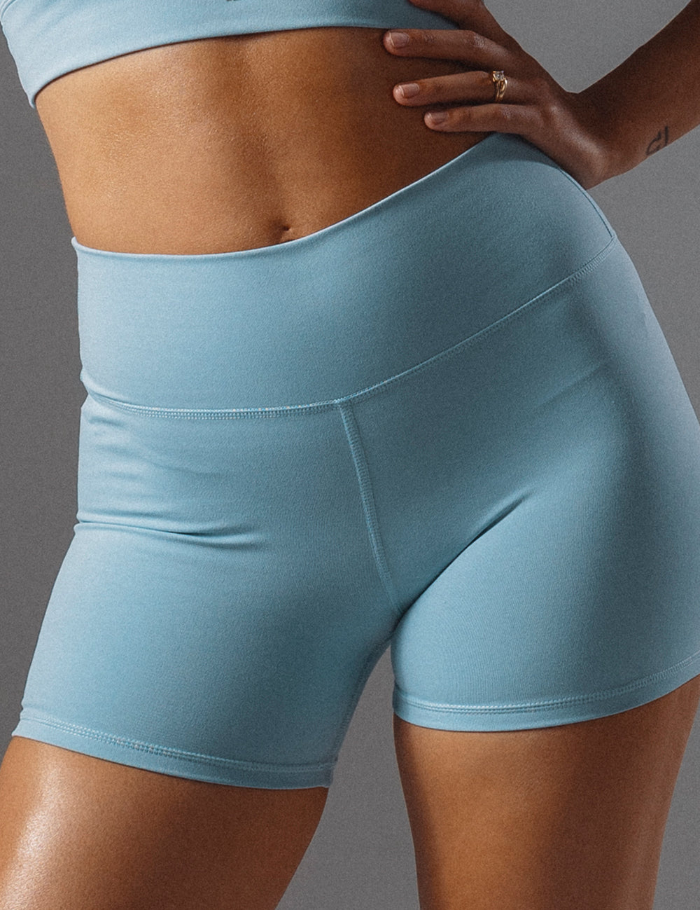 שורט מבד elevated polyamide בגוון תכלת, חגורת אמצע