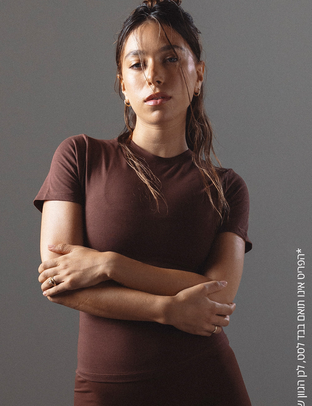 חולצת בייסיק מבד כותנה, שרוול קצר, צווארון סגור, נעימה ובגוון חום שוקולד