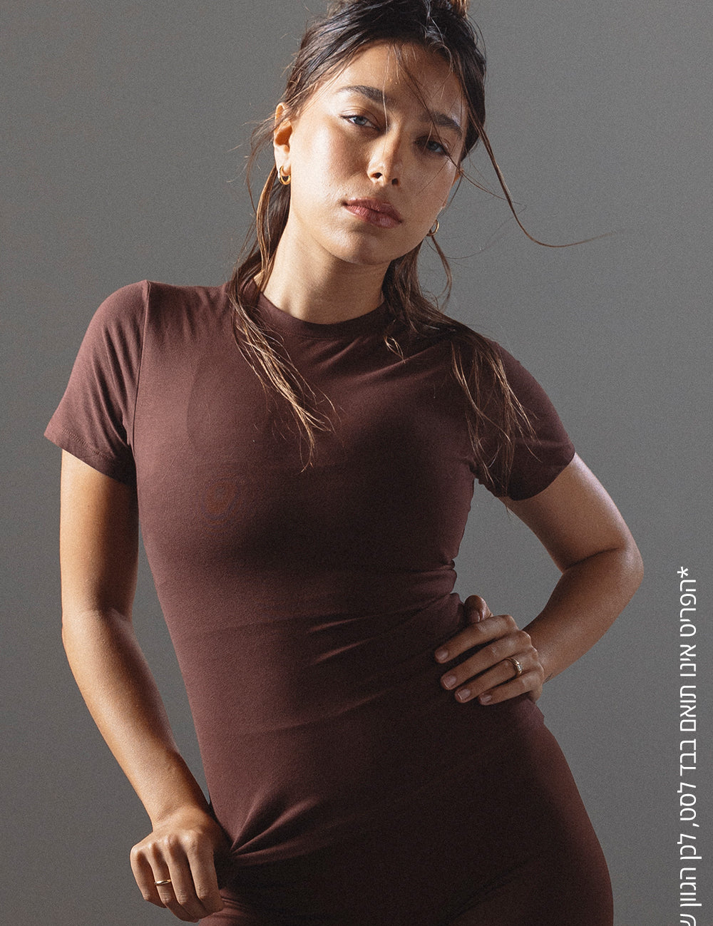 חולצת בייסיק מבד כותנה, שרוול קצר, צווארון סגור, נעימה ובגוון חום שוקולד