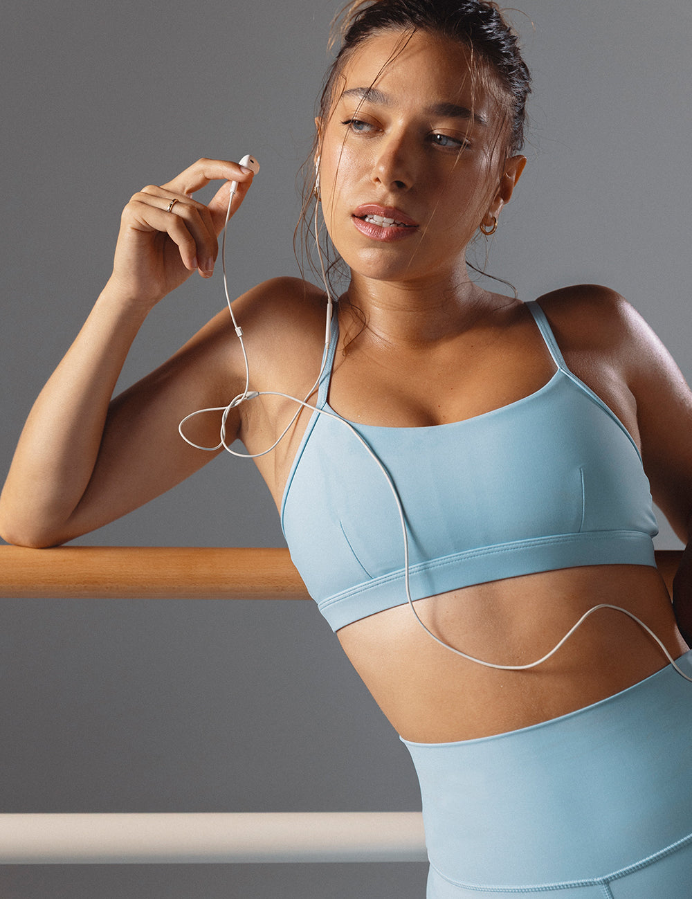 טופ מבד 4 כיוונים בשילוב ריפוד נשלף וכתפיות מתכוונות בגוון תכלת