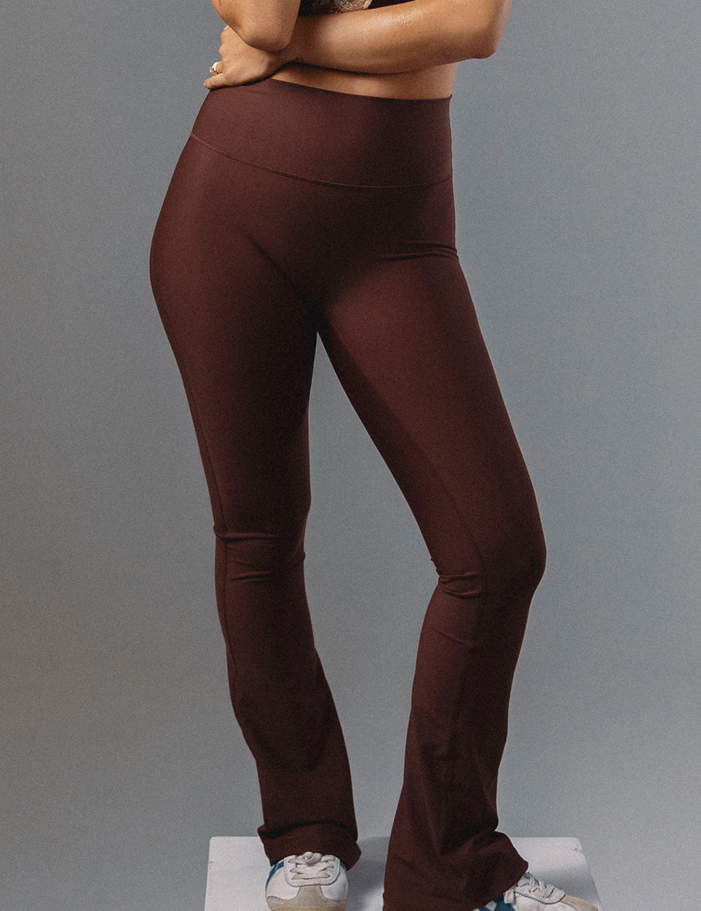 טייץ מתרחב מבד 4 כיוונים בגוון חום שוקולוד, גזרה גבוהה