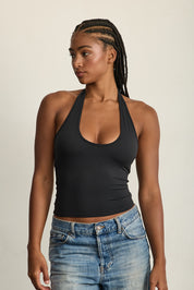 ADEL'S WORLD FABRIC: CLOUD+ MADE FOR EVERYDAY WEAR גופיית קולר מיועדת לאימונים וליום-יום. גב פתוח. הגופייה בשילוב ריפוד נשלף ושכבה פנימית. גוון שחור.