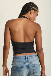 ADEL'S WORLD FABRIC: CLOUD+ MADE FOR EVERYDAY WEAR גופיית קולר מיועדת לאימונים וליום-יום. גב פתוח. הגופייה בשילוב ריפוד נשלף ושכבה פנימית. גוון שחור.