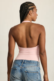 ADEL'S WORLD FABRIC: CLOUD+ MADE FOR EVERYDAY WEAR גופיית קולר מיועדת לאימונים וליום-יום. גב פתוח. הגופייה בשילוב ריפוד נשלף ושכבה פנימית. גוון ורוד.