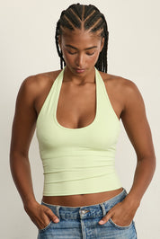 ADEL'S WORLD FABRIC: CLOUD+ MADE FOR EVERYDAY WEAR גופיית קולר מיועדת לאימונים וליום-יום. גב פתוח. הגופייה בשילוב ריפוד נשלף ושכבה פנימית. גוון מנטה.