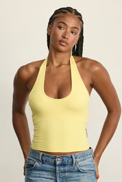ADEL'S WORLD FABRIC: CLOUD+ MADE FOR EVERYDAY WEAR גופיית קולר מיועדת לאימונים וליום-יום. גב פתוח. הגופייה בשילוב ריפוד נשלף ושכבה פנימית. גוון צהוב.
