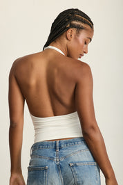 ADEL'S WORLD FABRIC: CLOUD+ MADE FOR EVERYDAY WEAR גופיית קולר מיועדת לאימונים וליום-יום. גב פתוח. הגופייה בשילוב ריפוד נשלף ושכבה פנימית. גוון לבן.