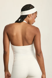 ADEL'S WORLD FABRIC: CLOUD+ MADE FOR EVERYDAY WEAR גופיית קולר מיועדת לאימונים וליום-יום. גב פתוח. הגופייה בשילוב ריפוד נשלף ושכבה פנימית. גוון לבן.