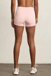 ADEL'S WORLD - CLOUD+ FABRIC.שורט קצר עם חגורה גבוהה.שכבת בד כפולה לאורך כל השורט. לוגו Z בחגורת השורט בחלק האחורי בגוון תואם.המלצת יועצת המידות כהמלצה בלבד - לקחת מידה אחת יותר.גוון ורוד.