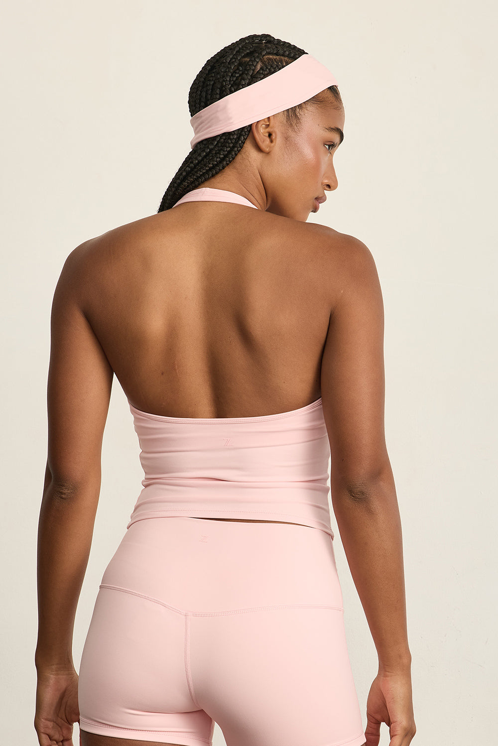 ADEL'S WORLD FABRIC: CLOUD+ MADE FOR EVERYDAY WEAR גופיית קולר מיועדת לאימונים וליום-יום. גב פתוח. הגופייה בשילוב ריפוד נשלף ושכבה פנימית. גוון ורוד.