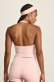 ADEL'S WORLD FABRIC: CLOUD+ MADE FOR EVERYDAY WEAR גופיית קולר מיועדת לאימונים וליום-יום. גב פתוח. הגופייה בשילוב ריפוד נשלף ושכבה פנימית. גוון ורוד.
