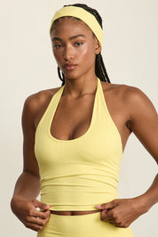 ADEL'S WORLD FABRIC: CLOUD+ MADE FOR EVERYDAY WEAR גופיית קולר מיועדת לאימונים וליום-יום. גב פתוח. הגופייה בשילוב ריפוד נשלף ושכבה פנימית. גוון צהוב.