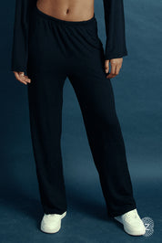 מכנס מתרחב, בשילוב גומי בחגורה ושרוך פנימי, כיסים צדדים, בגוון שחור