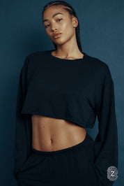 חולצת קרופ, שרוולים מתרחבים ארוכים, צווארון עגול, בגוון שחור