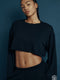 חולצת קרופ, שרוולים מתרחבים ארוכים, צווארון עגול, בגוון שחור